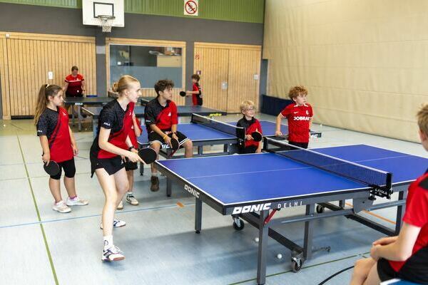 tischtennis_gruppe_2000px_KI_o ptimiert